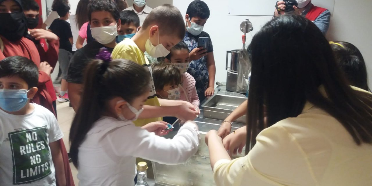 Kahramanmaraş’ta çocuklar atık kutularından kağıt üretti