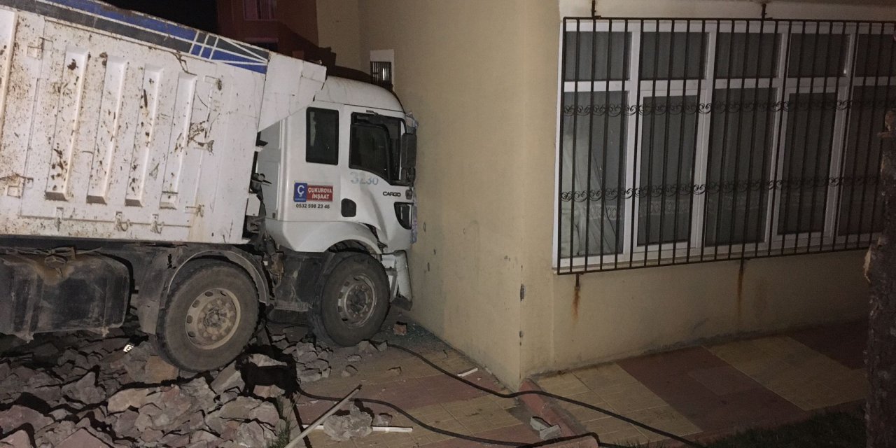 Kahramanmaraş’ta freni boşalan kamyon apartmana çarptı
