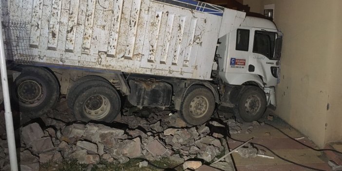 Kahramanmaraş’ta freni boşalan kamyon apartmana çarptı
