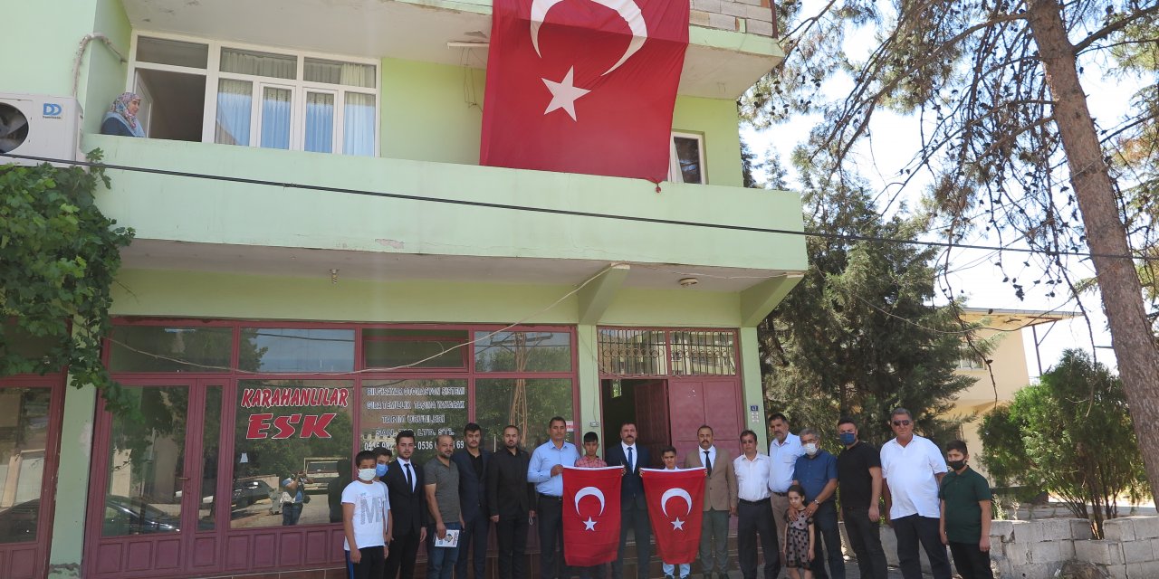 Çocukların evleri dev Türk Bayraklarıyla donatıldı