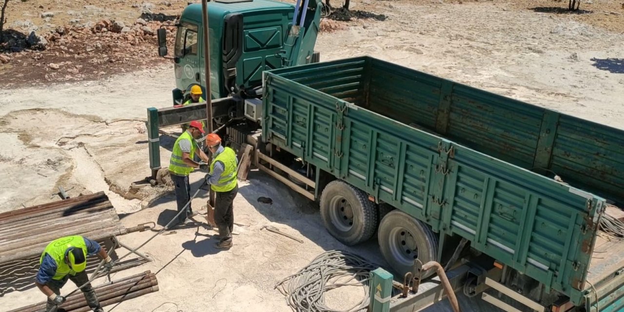 Nesli tükenme tehlikesinde olan Sırtlanlar için 320 metreden su çıkardılar