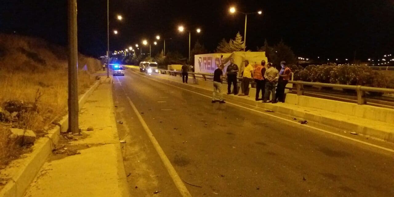 Tır kazasında yola devrilen beton direğe otomobiliyle çarpan sürücü öldü