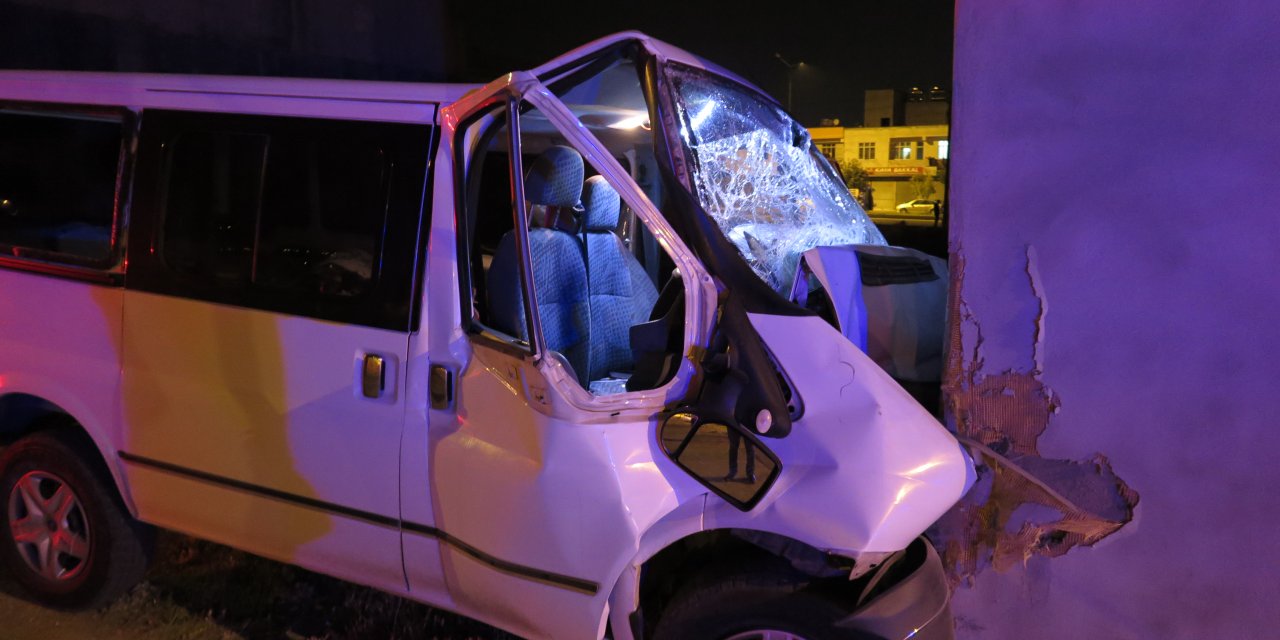 Aracının kontrolünü kaybetti eve çarptı