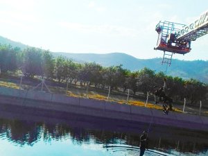 Suya Düşen Aracından İtfaiye Kurtardı