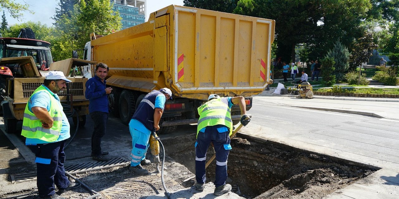 Yoldaki çökmeye hızla müdahale edildi