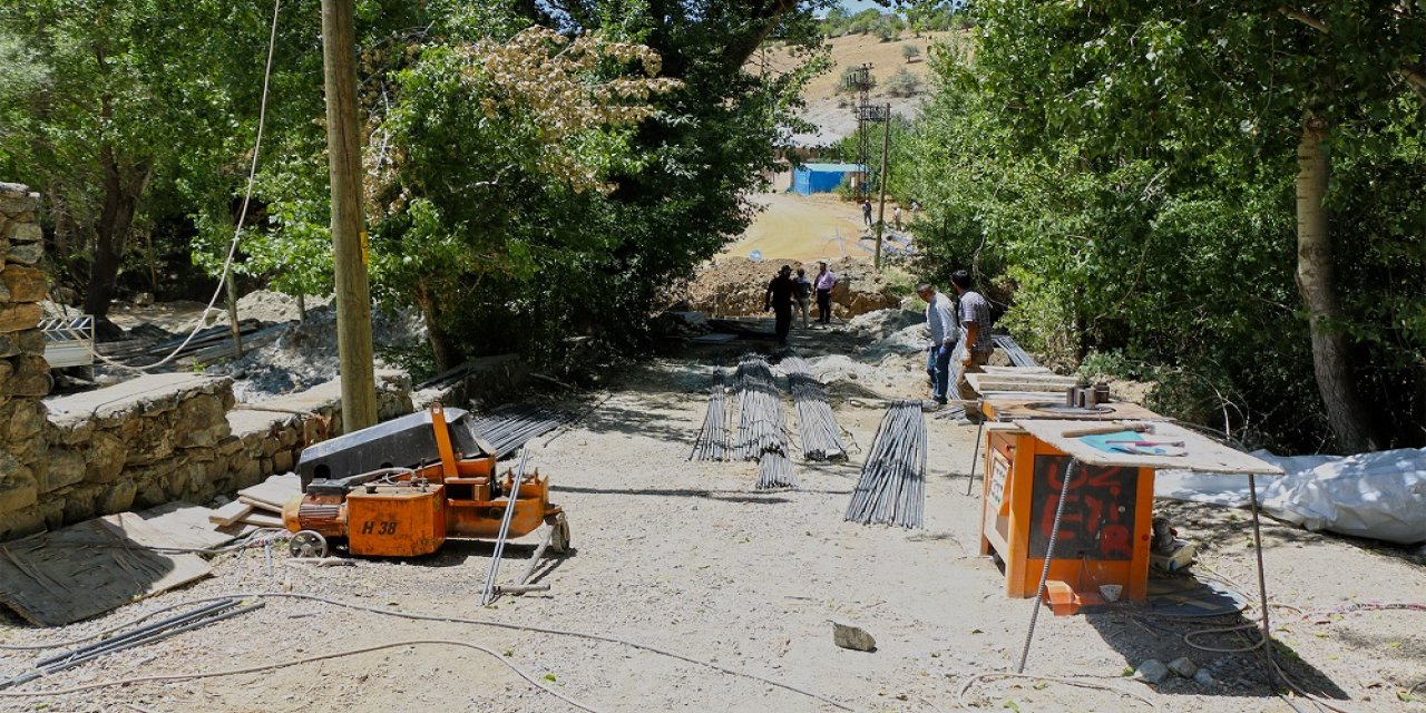 Ekinözü’nde köprü yenileme çalışması yapılıyor