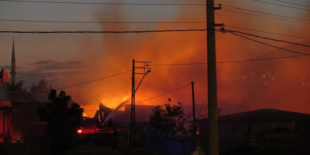 Yangında 4 fabrika 2 depo kullanılmaz hale geldi 