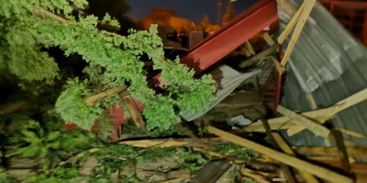 Kahramanmaraş’ta şiddetli rüzgar çatıları uçurdu ağaçları yerinden söktü