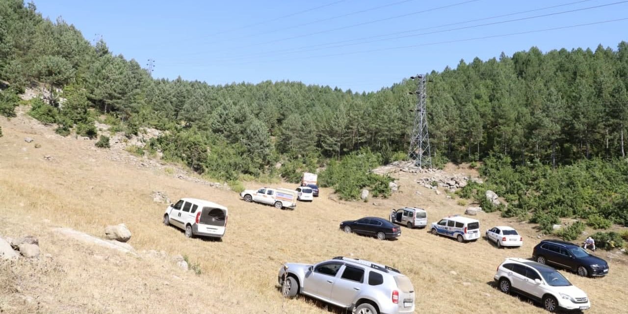 Emine öğretmeni ekipler ağaçta asılı buldu 