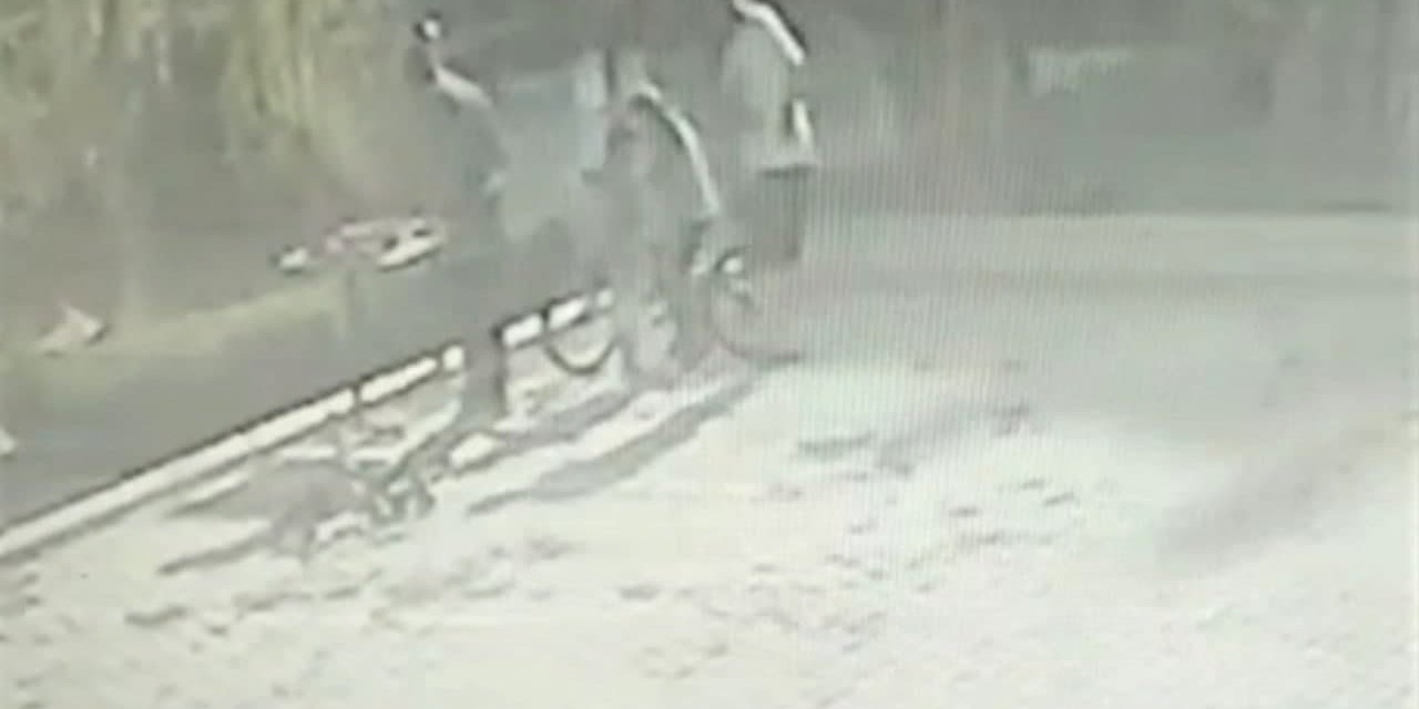 Domates salçasına zarar verdiği iddiasıyla çocukları dövdü