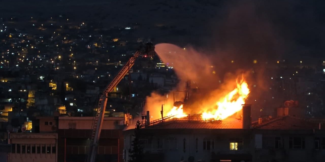 Kahramanmaraş’ta apartmanın çatı katı yeniden yandı 