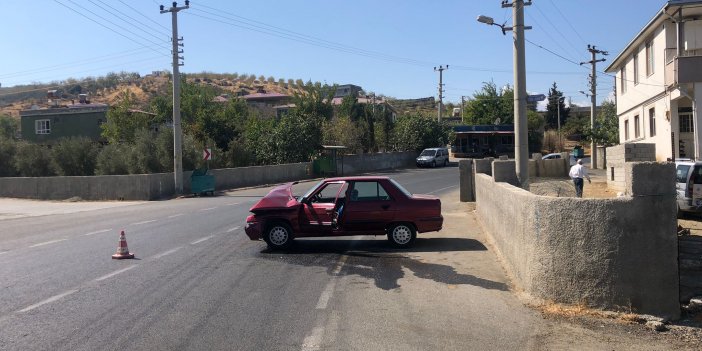 Virajı alamayan sürücü otomobiliyle duvara çarptı