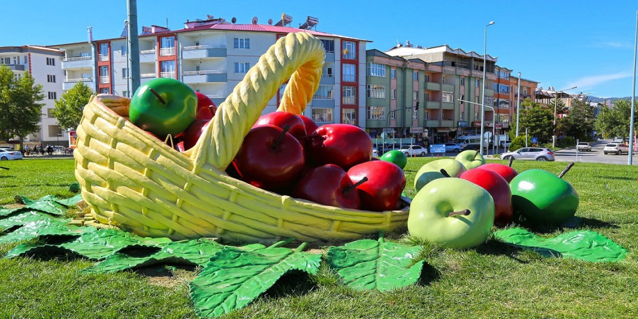 Usta ellerden çıkan eserler kavşakları süslüyor