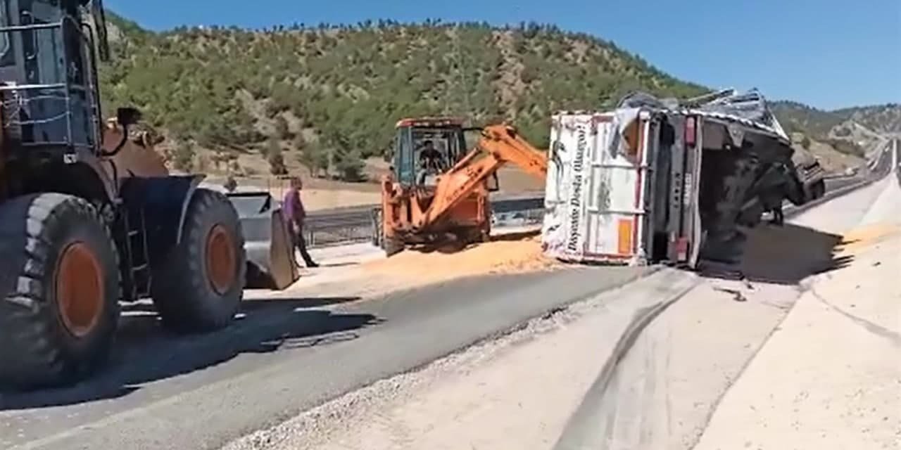 Hububat yüklü tırın dorsesi yan yattı 