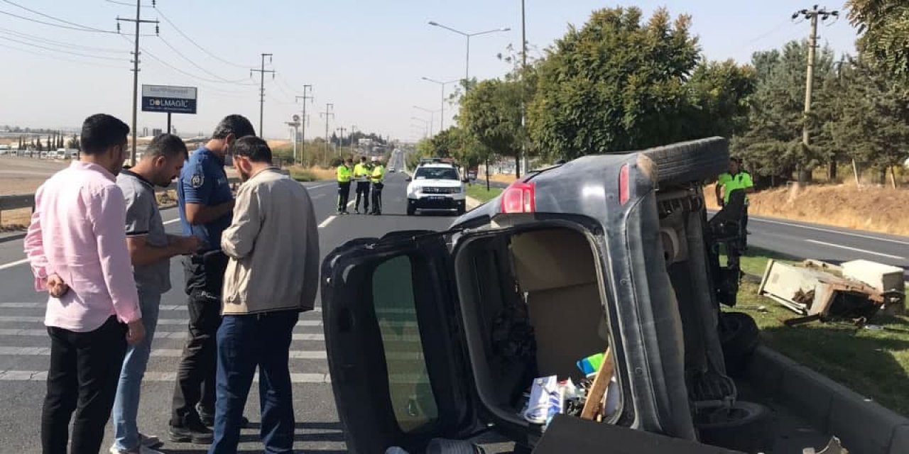 Otomobille çarpışan hafif ticari araç yan yattı: 5 yaralı