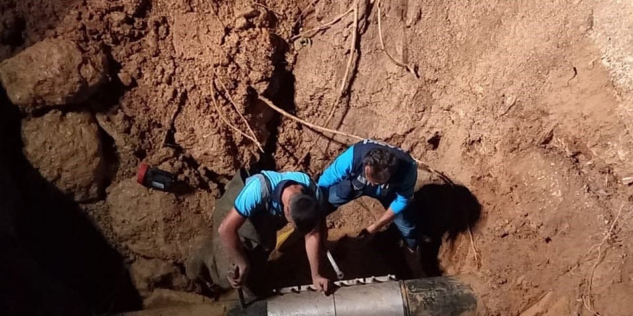 Kahramanmaraş’ta içme suyu şebekesi patladı yol çöktü 