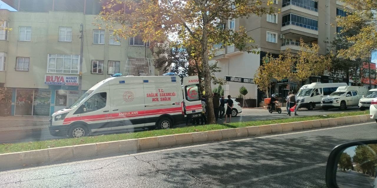 Yolun karşısına geçmek isteyen öğrenciye otomobil çarptı