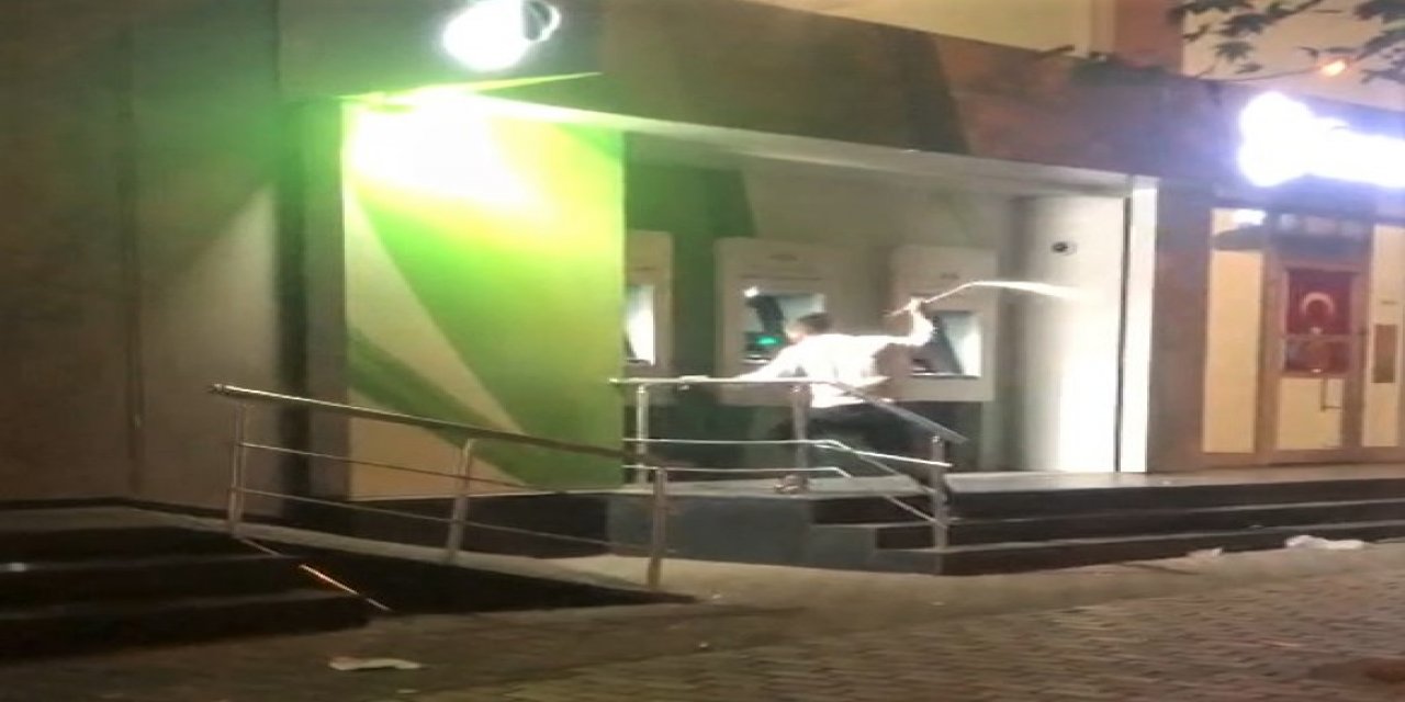 Kahramanmaraş’ta ATM’ye kartını kaptıran genç çılgına döndü