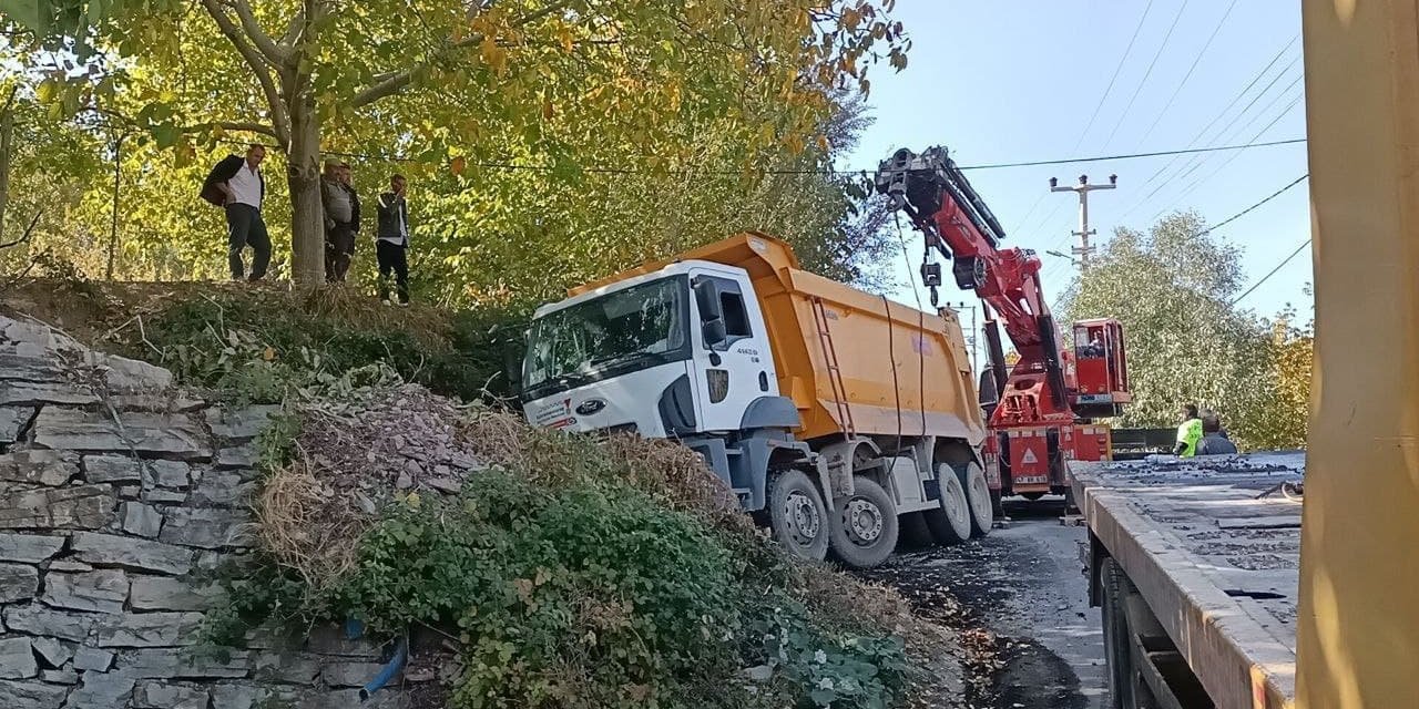 Kahramanmaraş’ta zift yüklü kamyon bahçe duvarına çarptı 