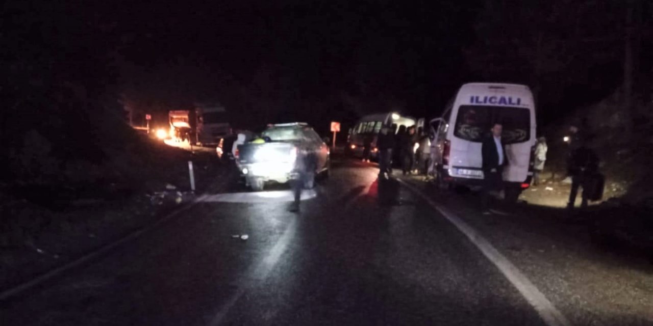 Kahramanmaraş’ta minibüs ile kamyonet çarpıştı: 15 yaralı