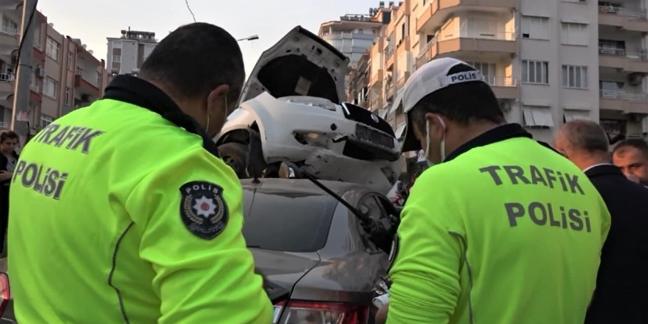Hızını alamayan otomobil karşı şeritteki otomobilin üzerine düştü 