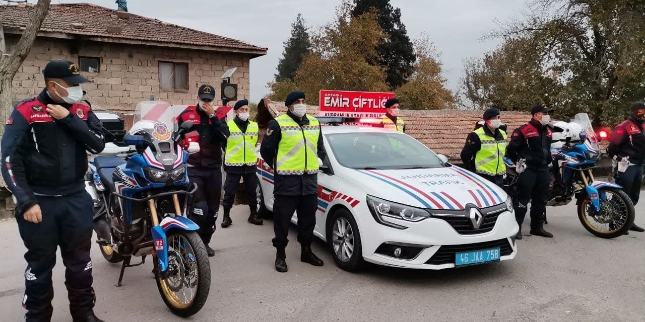 Jandarma trafik ekipleri ‘Öğretmenler Günü’nü kutladı 