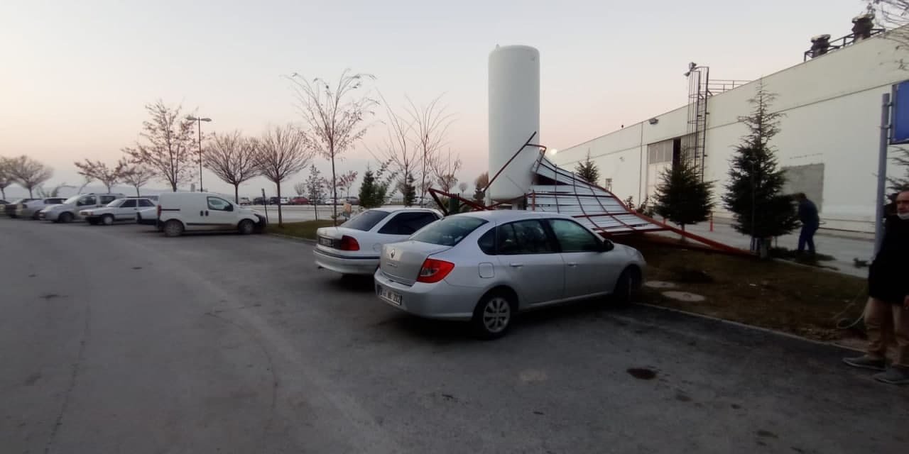 Elbistan’da şiddetli rüzgar hastane çatısını yerinden söktü: 2 yaralı 