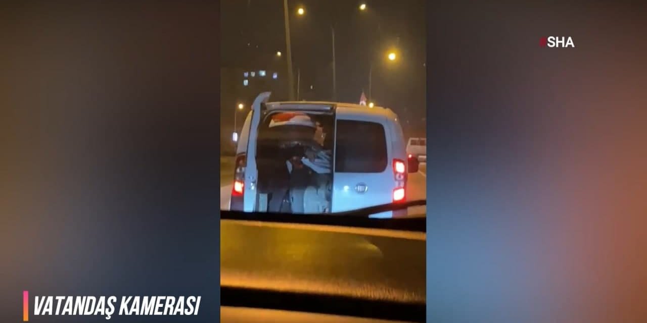Trafikte tehlikeli yolculuk kamerada 
