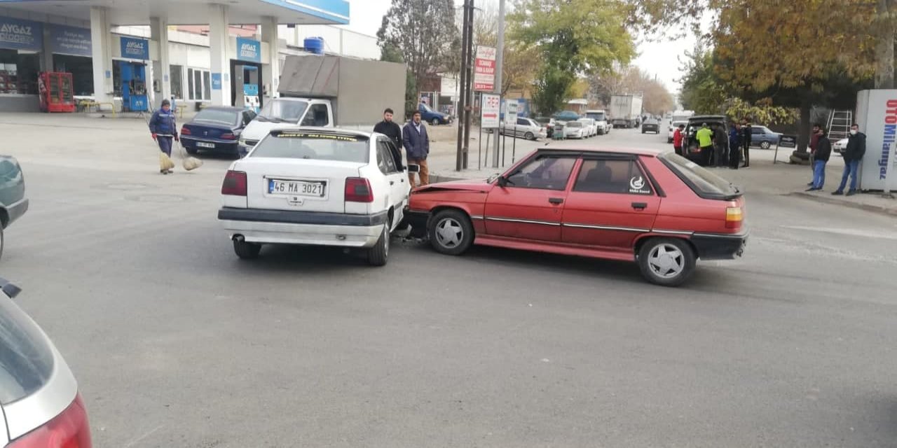 Kahramanmaraş’ta iki otomobil çarpıştı: 1 yaralı