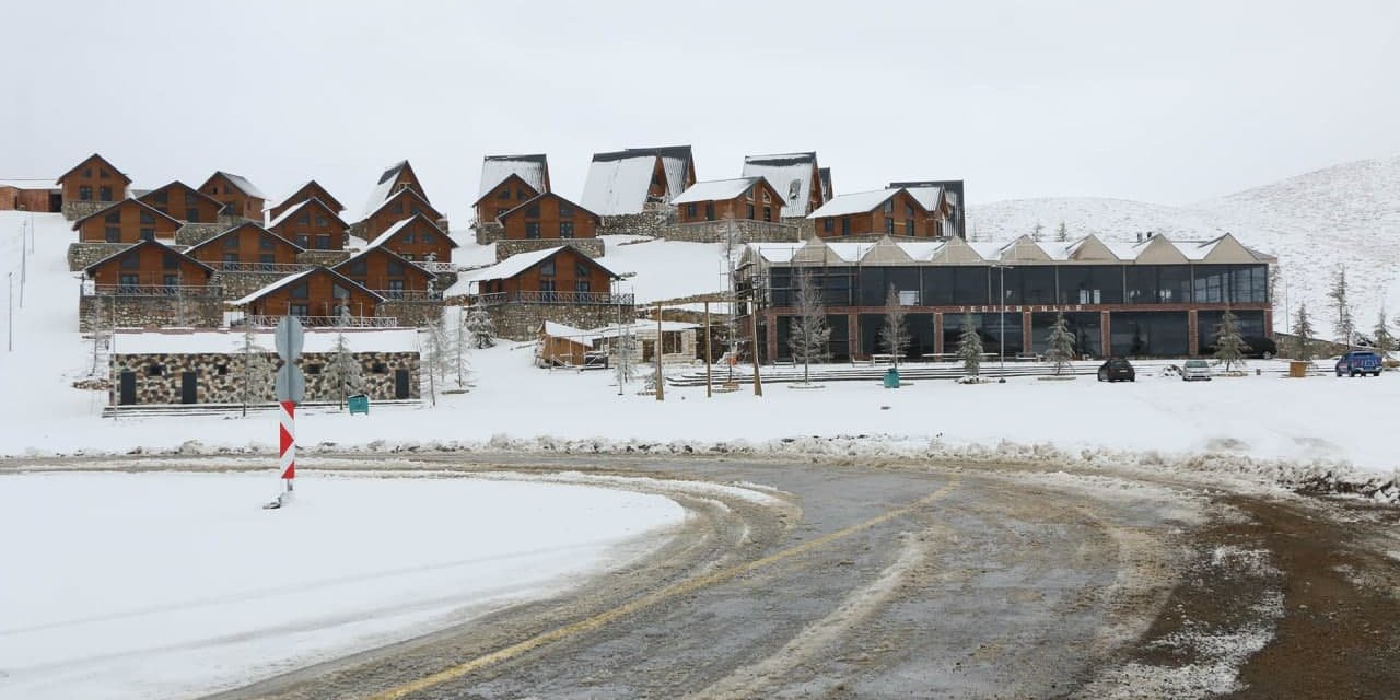 Kahramanmaraş Yedikuyular’a yılın ilk karı düştü