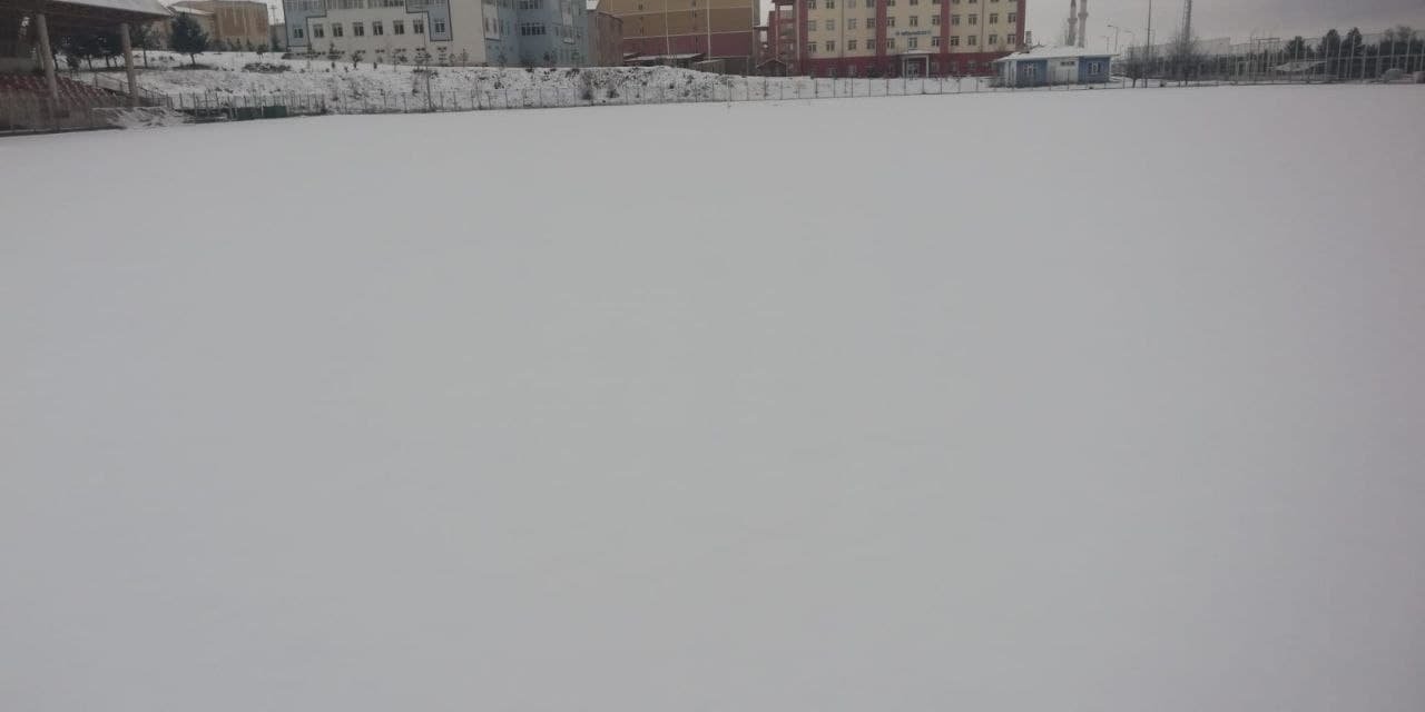 Futbol müsabakasına kar engeli