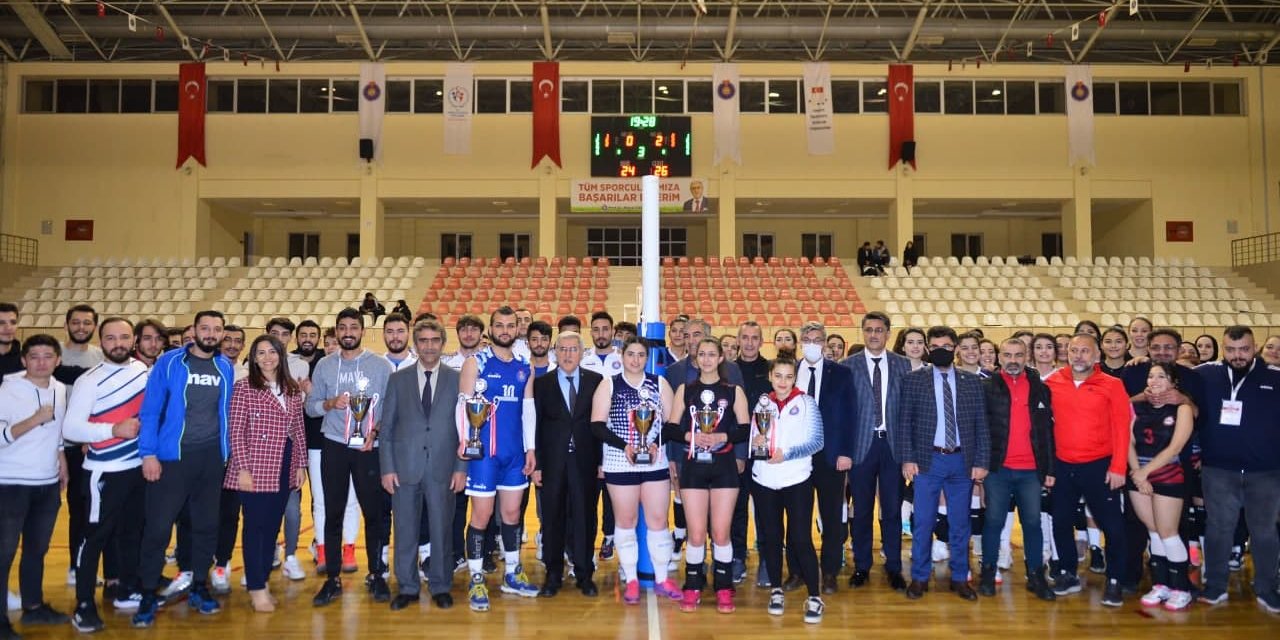 Üniversiteler Arası Voleybol Turnuvası’nda KSÜ madalyaları topladı