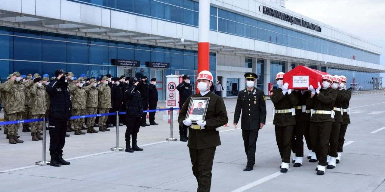 Şehit P.Teğmen Murat Alyakut’un cenaze namazını kardeşi kıldırdı