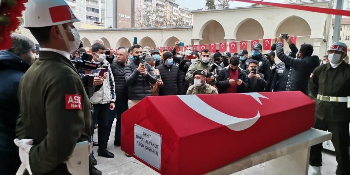 Şehit P.Teğmen Murat Alyakut’un cenaze namazını kardeşi kıldırdı