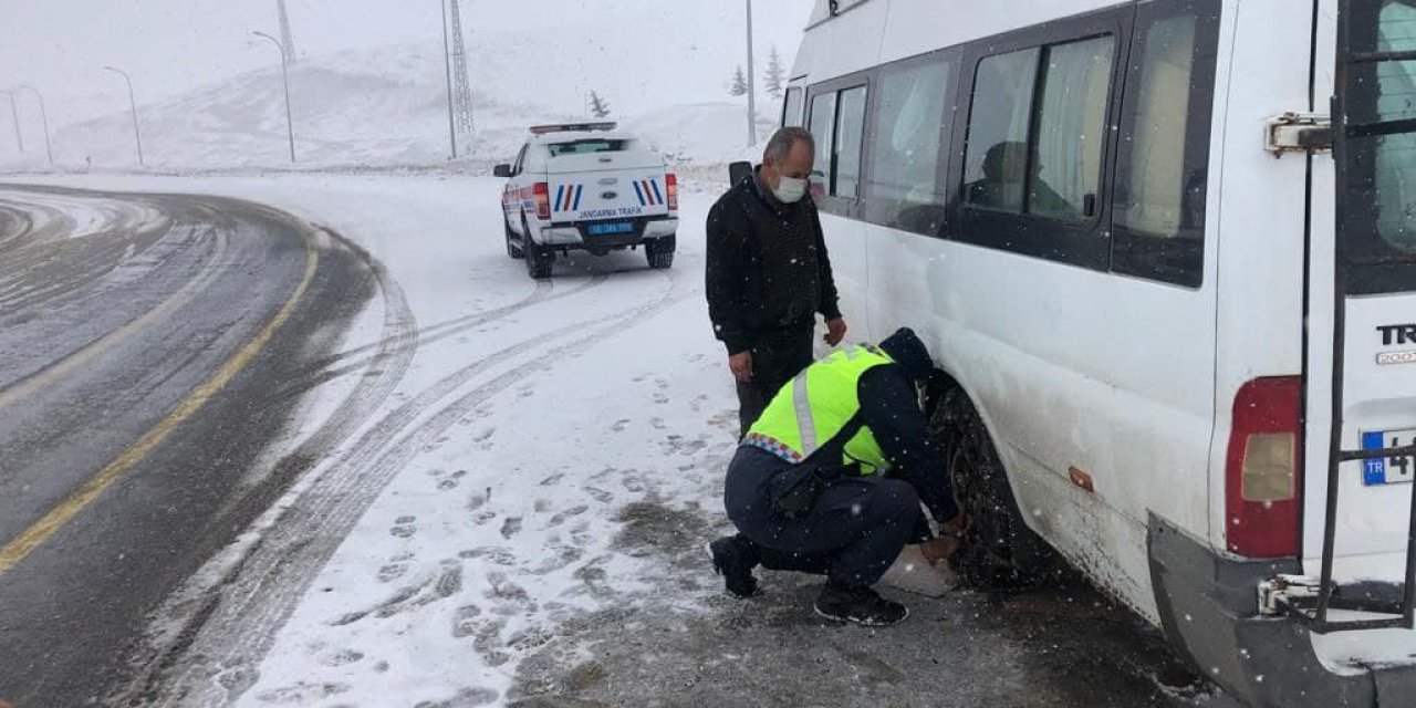 Öğrencilerin ve sürücülerin yardımına jandarma yetişti 