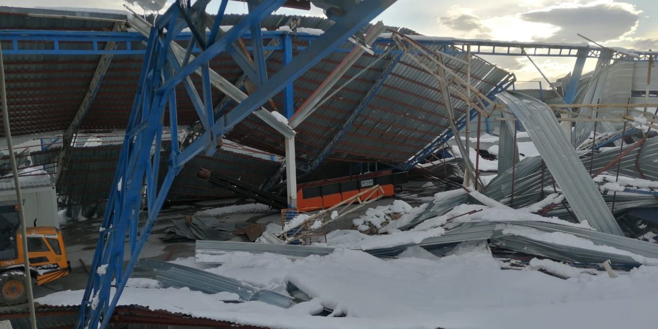 Kahramanmaraş’ta geri dönüşüm fabrikasının çatısı çöktü