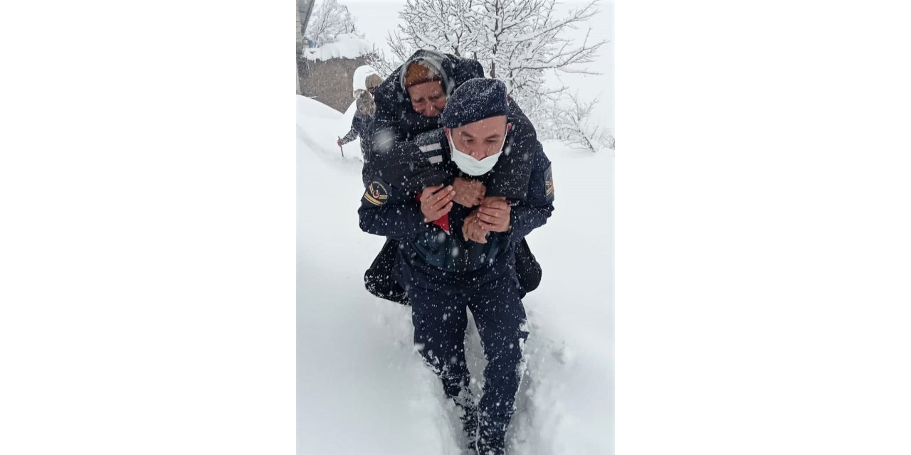 Kahramanmaraş’ta jandarma sırtında tahliye 