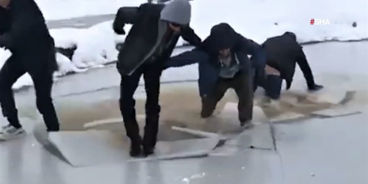 Buz tutmuş çayda çocukların oyunu üşüttü 