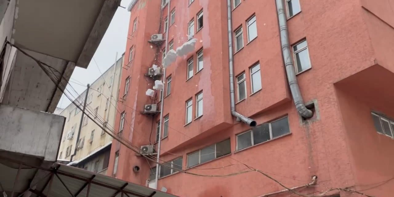 Kahramanmaraş’ta çatıdan düşen kar yığınları paniğe neden oldu 