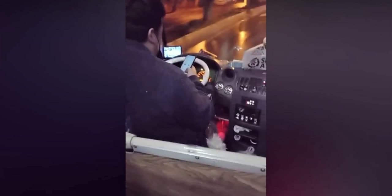 Seyir halinde cep telefonuyla oynayan şoförü yolcu görüntüledi 