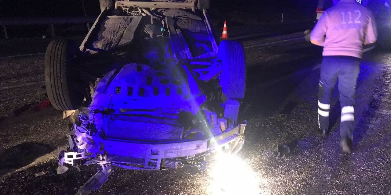 Otomobil bariyerlere çarparak devrildi: 1 ölü, 5 yaralı 