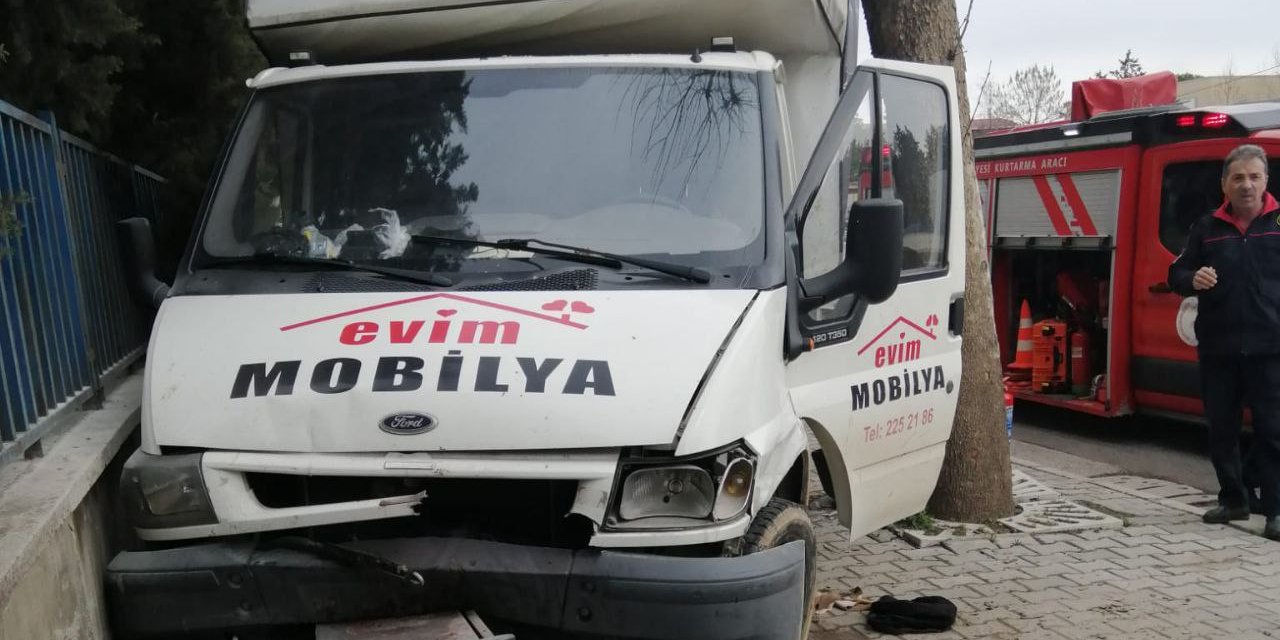 Otomobil ile kamyonet çarpıştı: 1 yaralı