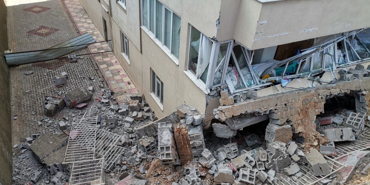 Kahramanmaraş’ta istinat duvarı binanın üzerine yıkıldı 