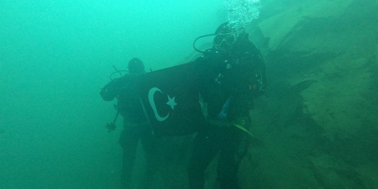 Kahramanmaraş’ta Çanakkale şehitleri için su altında Türk Bayrağı açtılar  