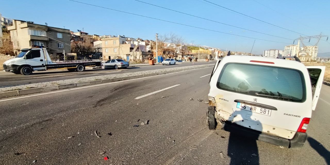 Otomobiliyle polis noktasına daldı: 1’i polis 3 yaralı  