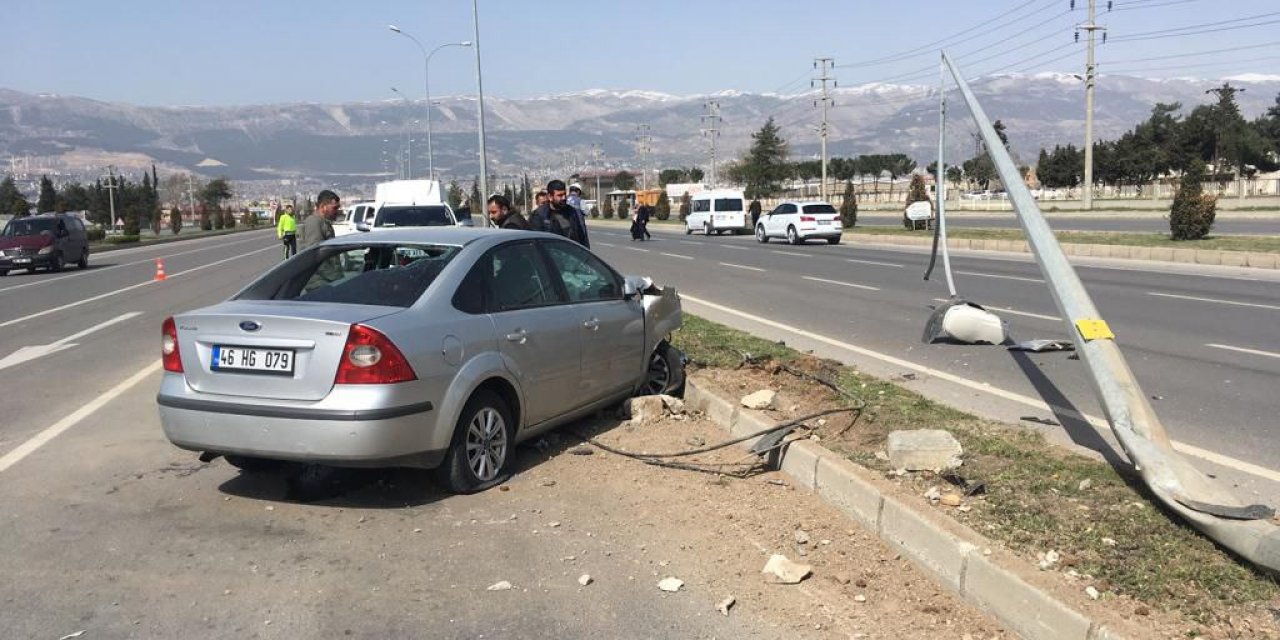 Kahramanmaraş’ta otomobil elektrik direğine çarptı: 6 yaralı  