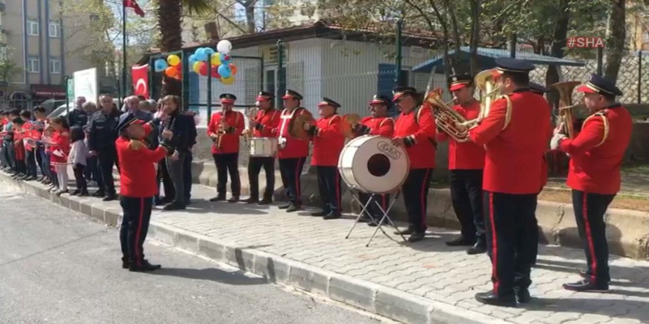 Kavga ihbarına giden polis ekiplerine bandolu sürpriz 