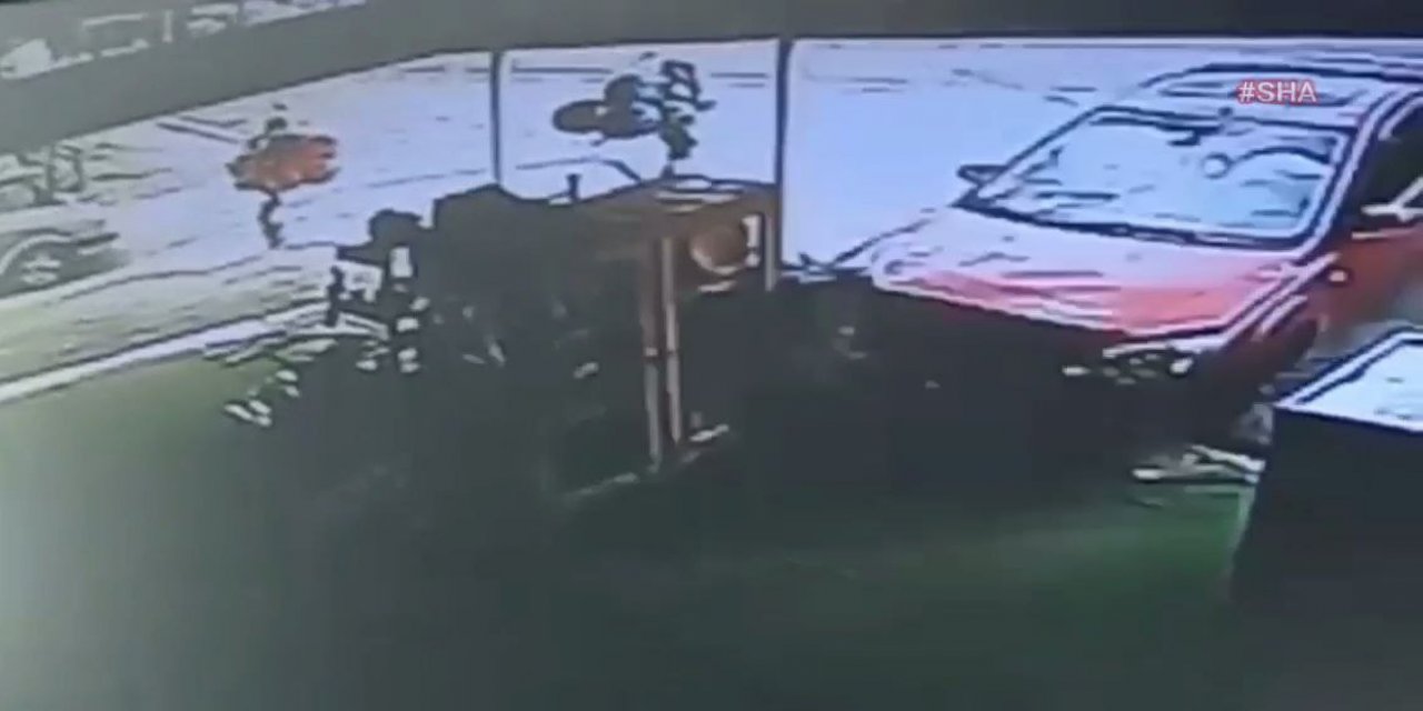 Kahramanmaraş’ta otomobiliyle işyerlerine daldı 