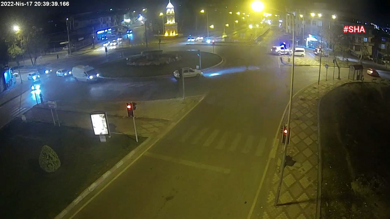 Polis memurunun yaralandığı kaza anı kamerada  