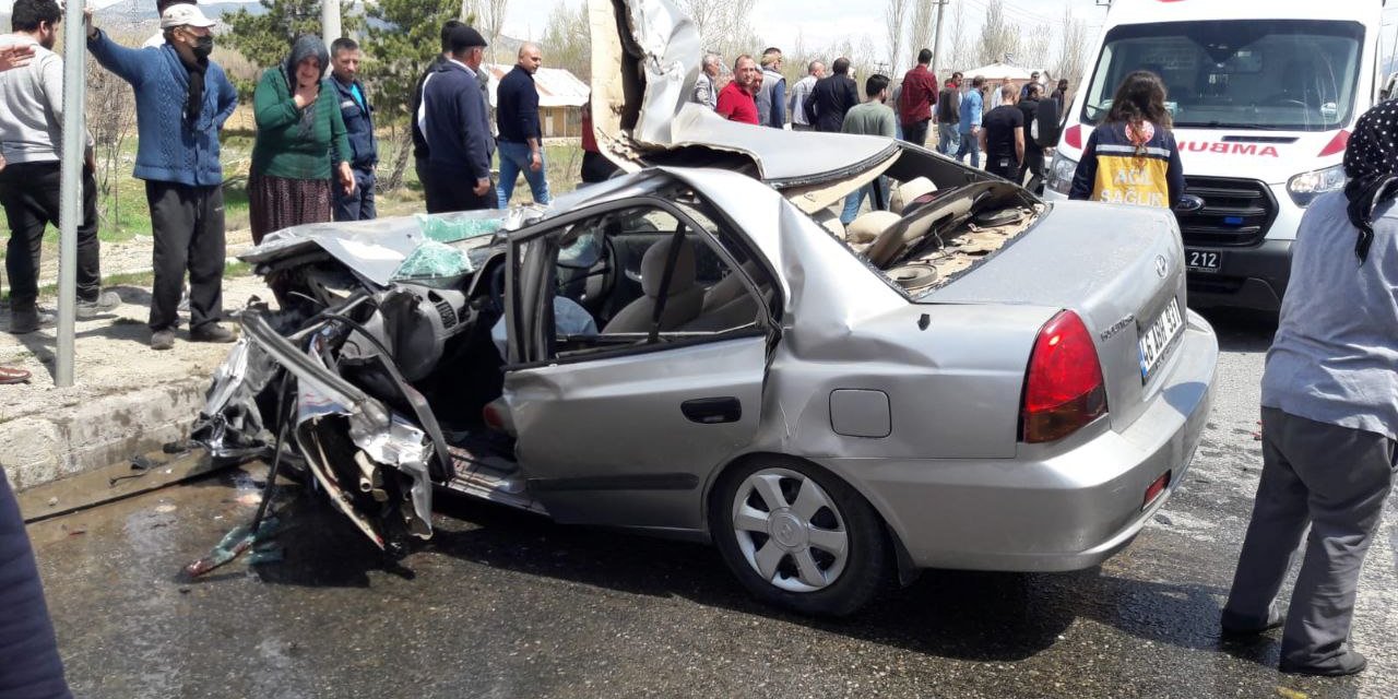Temizlik aracıyla çarpışan otomobil paramparça oldu  